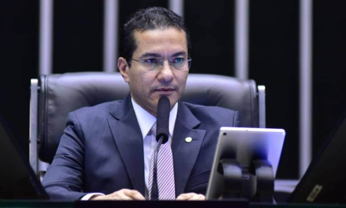 Republicanos no centro do jogo: PL e PT disputam apoio de Marcos Pereira?